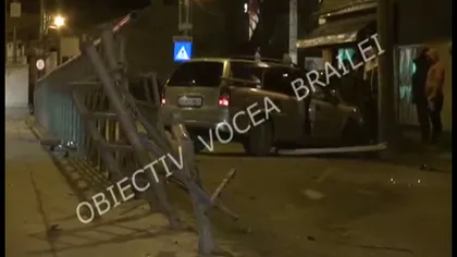 Accident spectaculos în Brăila. Un bărbat a intrat cu maşina în staţia de tramvai VIDEO