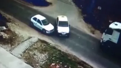 Imagini şocante surprinse de camerele de supraveghere. Un şofer de taxi intră în plin într-o maşină VIDEO