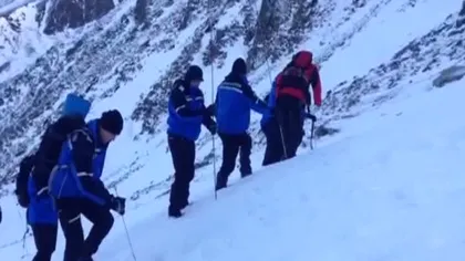Doi alpinişti s-au rătăcit în Munţii Retezat. Salvamontiştii plecaţi să-i caute s-au întors din drum din cauza viscolului