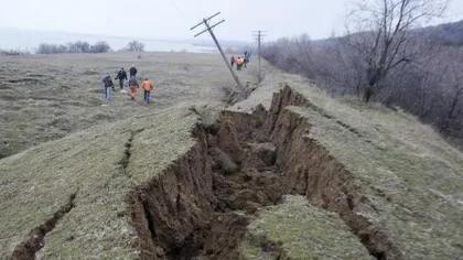 Cutremurele şi exploatările petroliere, posibile cauze ale alunecărilor de teren din judeţul Galaţi