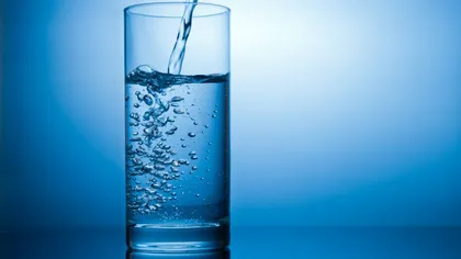 Este sănătos să bei apă în timp ce mănânci? Află ce spun specialiştii