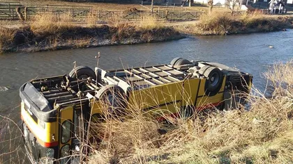 Un autobuz cu pasageri, răsturnat într-un râu. Ce făcea şoferul în momentul în care a pierdut controlul volanului