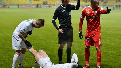 Fotbalist accidentat GRAV, ţinut 30 de minute în ambulanţă la un meci din Liga I. Motivul e SCANDALOS