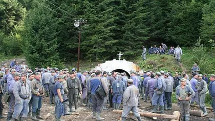Minerii de la Crucea protestează în faţa sediului exploatării. În 2017 n-au fost plătiţi cu niciun leu
