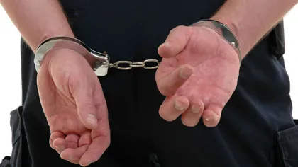 Doi poliţişti din Capitală au fost reţinuţi pentru luare de mită şi trafic de influenţă