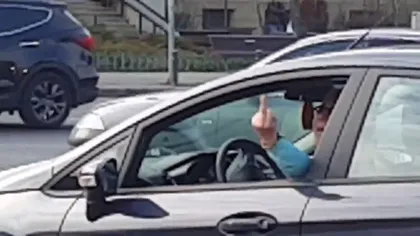 O şoferiţă în vârstă îi înjură pe protestatarii din Piaţa Victoriei şi le arată degetul VIDEO