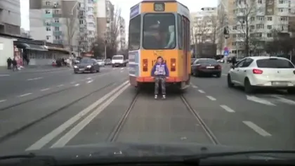 Imagini şocante cu un copil agăţat de tramvai în centrul Galaţiului VIDEO
