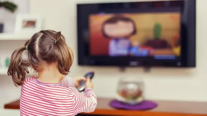 Peste 2 ore de TV pe zi pot influenţa negativ momentul în care unii copii devin apţi de şcoală