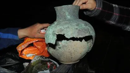 Vas de bronz din perioada greco-romană, recuperat de poliţişti după ce fusese aruncat la gunoi