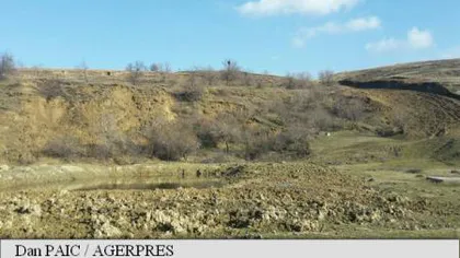 Alunecări de teren în localitatea Izvoarele. O stână cu 250 de oi, evacuată