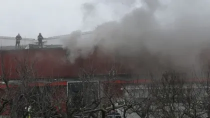 Pericol de explozie la fabrica de mezeluri din Bacău. Peste 100 de pompieri intervin