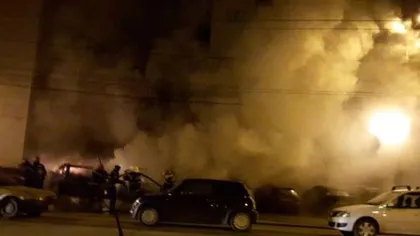 Incendiu într-o parcare din Timişoara. Patru maşini au ars din cauza unui scurtcircuit VIDEO