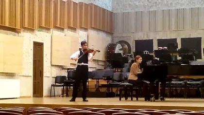 Un violonist de 16 ani din Braşov a obţinut o bursă de studiu integrală la prestigiosul Colegiu Purcell din Londra