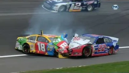 Bătăie între doi piloţi NASCAR după ce s-au ciocnit în cursă VIDEO