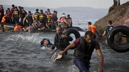 Peste o sută de migranți au fost salvaţi de pe o ambarcaţiune în derivă din largul Mării Ionice, în vestul Greciei