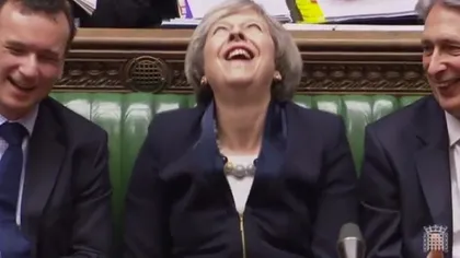 Theresa May face senzaţie. Premierul britanic râde cu lacrimi în ... Parlament VIDEO