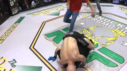 Fază ŞOCANTĂ în MMA! a fost făcut KO după 10 secunde, apoi l-a STRANGULAT pe arbitru VIDEO