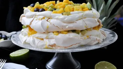 Prăjitură Pavlova cu citrice şi mango