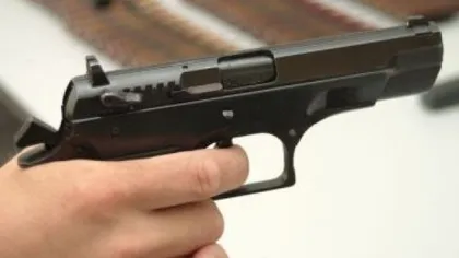 Cinci tineri din Prahova au creat panică, trâgând cu un pistol de jucărie. Pe numele lor au fost întocmite dosare penale