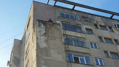 Un bărbat ameninţa că se aruncă de la etajul şapte al unei clădiri. Ce soluţie au găsit autorităţile pentru a-l convinge să coboare