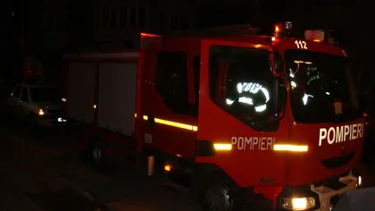 Zeci de persoane evacuate dintr-un hotel-restaurant, după ce un microbuz a luat foc în apropiere