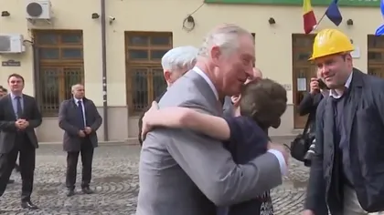 Prinţul Charles, îmbrăţişat de un copil în Centrul Vechi al Bucureştiului în cea de-a treia zi a vizitei oficiale în România