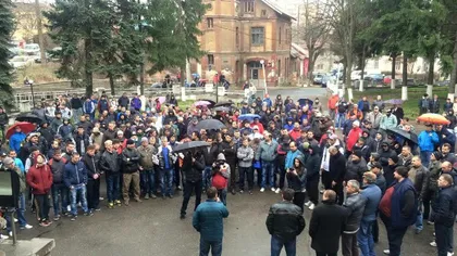 120 de angajaţi ai firmei de pază de la Complexul Energetic Hunedoara au declanşat un protest spontan