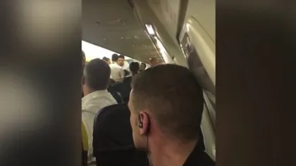 Bărbatul care a bătut o stewardesă în avion, arestat după un an şi jumătate de la incident