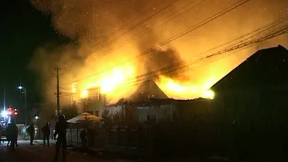 Incendiu violent în Bistriţa Năsăud. Trei case au fost făcute scrum, proprietarii nu au mai salvat nimic VIDEO