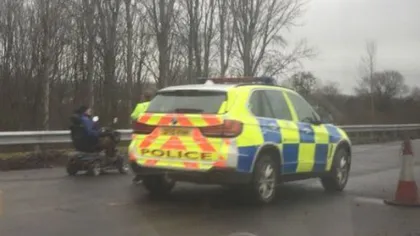 Un scoţian de 92 de ani, prins de poliţie pe autostradă într-un scaun cu rotile