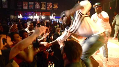 Rapperul 50 Cent, filmat în timp ce loveşte o fană VIDEO