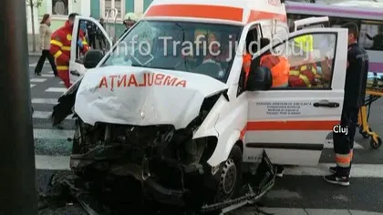 Accident grav cu o ambulanţă, la Cluj-Napoca. Patru oameni au ajuns la spital