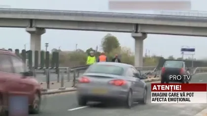 Angajat de la Drumuri, spulberat de o maşină în timp ce curăţa carosabilul după un alt accident VIDEO