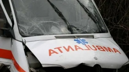 Ambulanţă în misiune, implicată într-un accident în Caraş-Severin