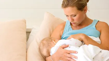 Alăptarea imediat după naştere, esenţială pentru copil. Contactul piele pe piele dintre mamă şi copil stimulează lactaţia