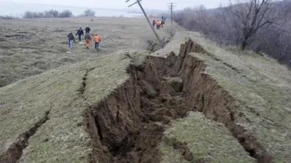 Alunecări de teren în Prahova. Şase gospodării sunt afectate, proprietarii ar putea fi evacuaţi