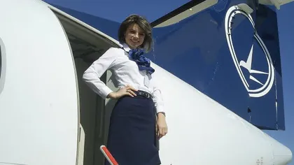 Stewardesa care a pozat-o pe Loredana Chivu în avion a câştigat procesul cu Tarom