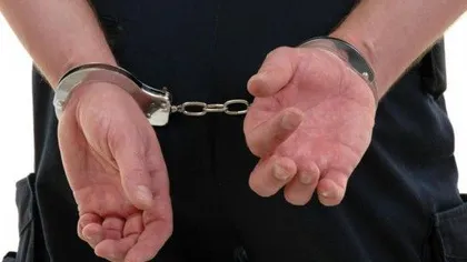Tânăr arestat după ce a întreţinut relaţii sexuale cu o fetiţă de trei ani. Totul s-a întâmplat cu acordul părinţilor copilului