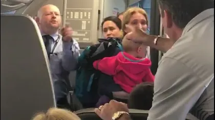 Un nou INCIDENT la bordul American Airlines. O mamă cu doi copii mici în braţe, probleme în avion