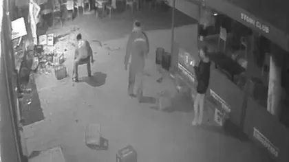 Scandal monstru într-un bar din Timiş. Patru tineri s-au luat la bătaie VIDEO