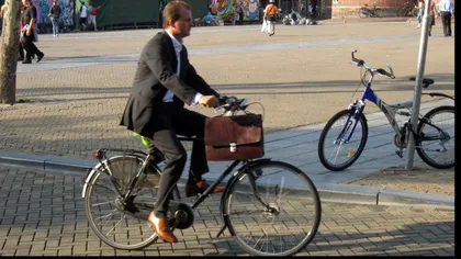 Angajaţii care vor să meargă pe două roţi la serviciu vor primi GRATUIT tichete valorice pentru cumpărarea unei biciclete