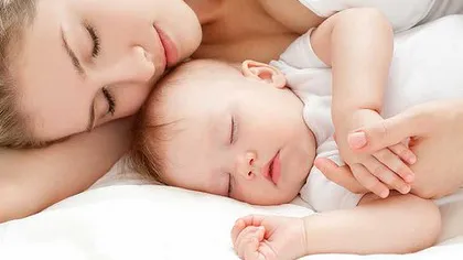 Sfaturi pentru a dormi cu copilul în pat, în siguranţă