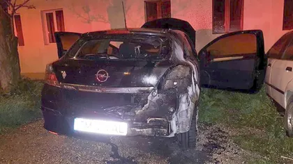 Maşina parcată, incendiată de persoane necunoscute în plină noapte, la Timişoara VIDEO