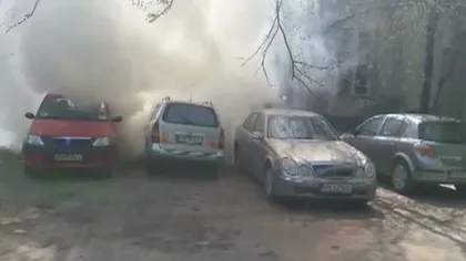 Momente de panică în parcarea spitalului. O maşină a fost mistuită de flăcări VIDEO