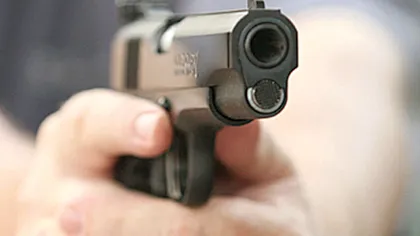 Focuri de armă în judeţul Bistriţa. Un bărbat a fost împuşcat după ce a atacat cu o bâtă o patrulă de poliţişti