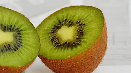 Kiwi, fructul bogat în vitamina C care te ajută să ai un somn profund. Bolile pe care le ține la distanță