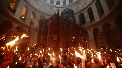 Lumina Sfântă s-a aprins în Biserica Mormântului Sfânt din Ierusalim