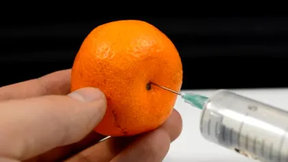 A injectat o mandarină cu apă! Este uimitor ce s-a întâmplat 10 secunde mai târziu!