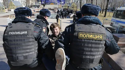 Poliţia rusă a arestat 29 de manifestanţi la Moscova. Presa publică imagini cu Medvedev la schi, înconjurat de bodyguarzi