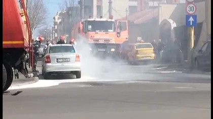 Momente de panică în Constanţa. O maşină a luat foc VIDEO